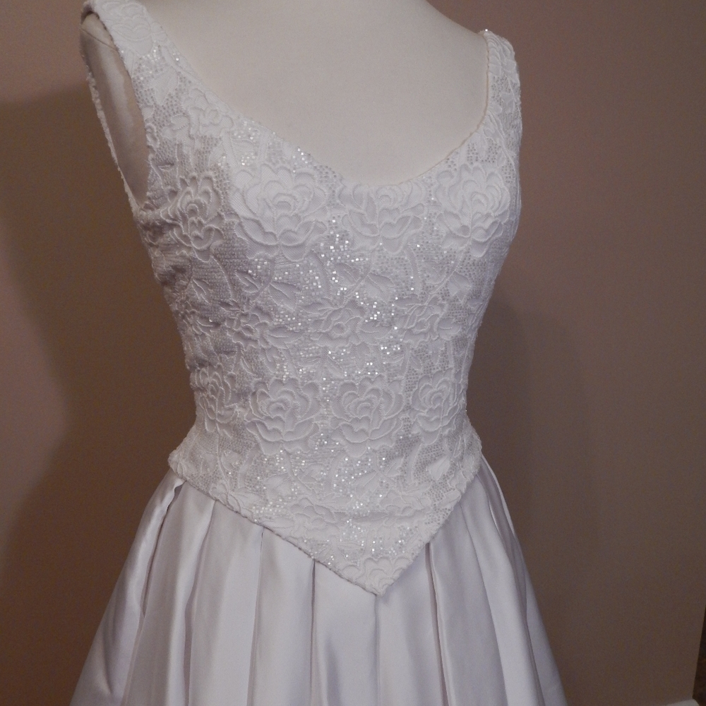 Wedding gown - Picture 2 of 4